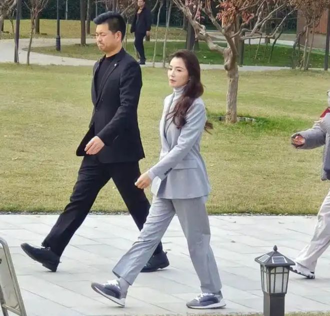 身标准的干部风简直绝了不入编都可惜了！AG旗舰厅ios版刘涛也太正点了吧！一(图1)
