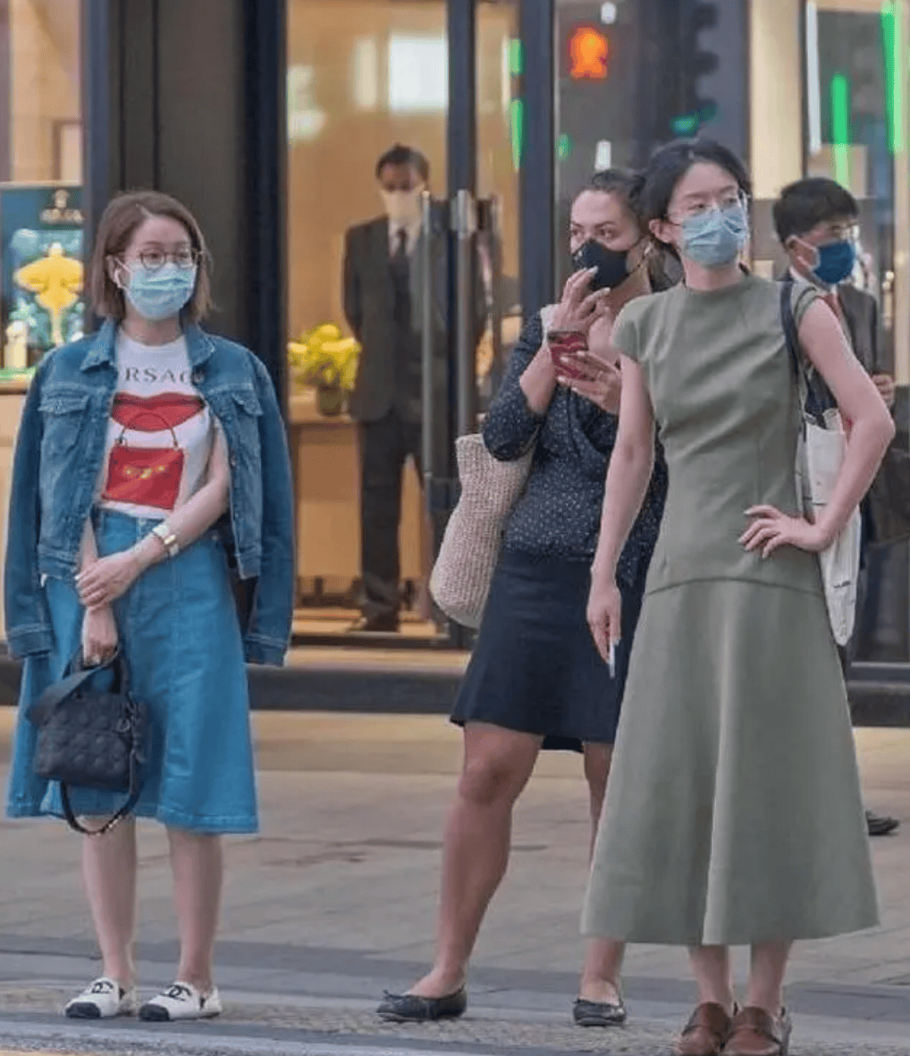 裙不上膝、鞋不带跟”却个个洋气又时髦AG旗舰厅去了香港才发现满街都是“(图7)