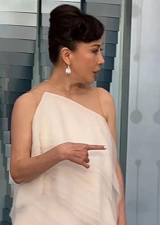 实:刘嘉玲脸垮了舒淇又嫩了胡杏儿赢麻AG旗舰厅app澳门水舞间镜头好真(图18) 实:刘嘉玲脸垮了舒淇又嫩了胡杏儿赢麻AG旗舰厅app澳门水舞间镜头好真(图18)