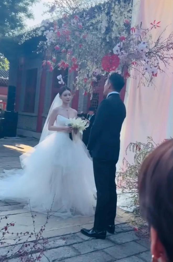 他和马筱梅的婚礼太潦草四合院布置简陋AG旗舰厅最新版汪小菲二婚穿高跟皮鞋(图2)