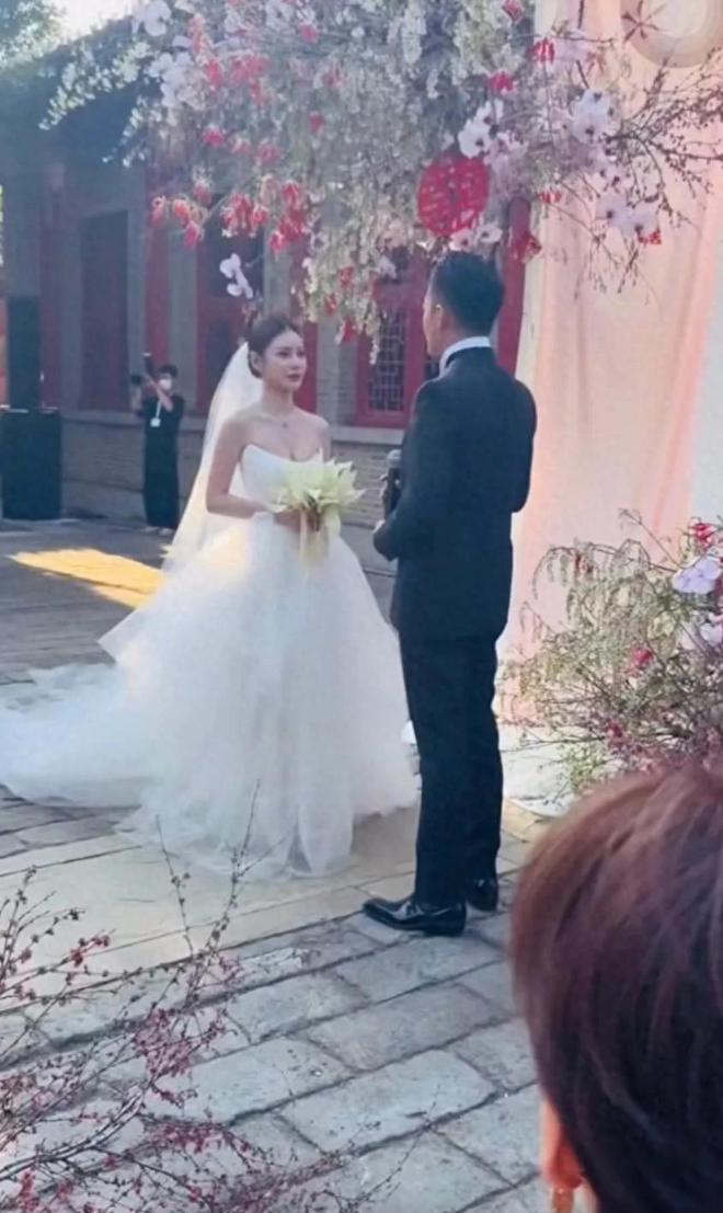 他和马筱梅的婚礼太潦草四合院布置简陋AG旗舰厅最新版汪小菲二婚穿高跟皮鞋(图5)